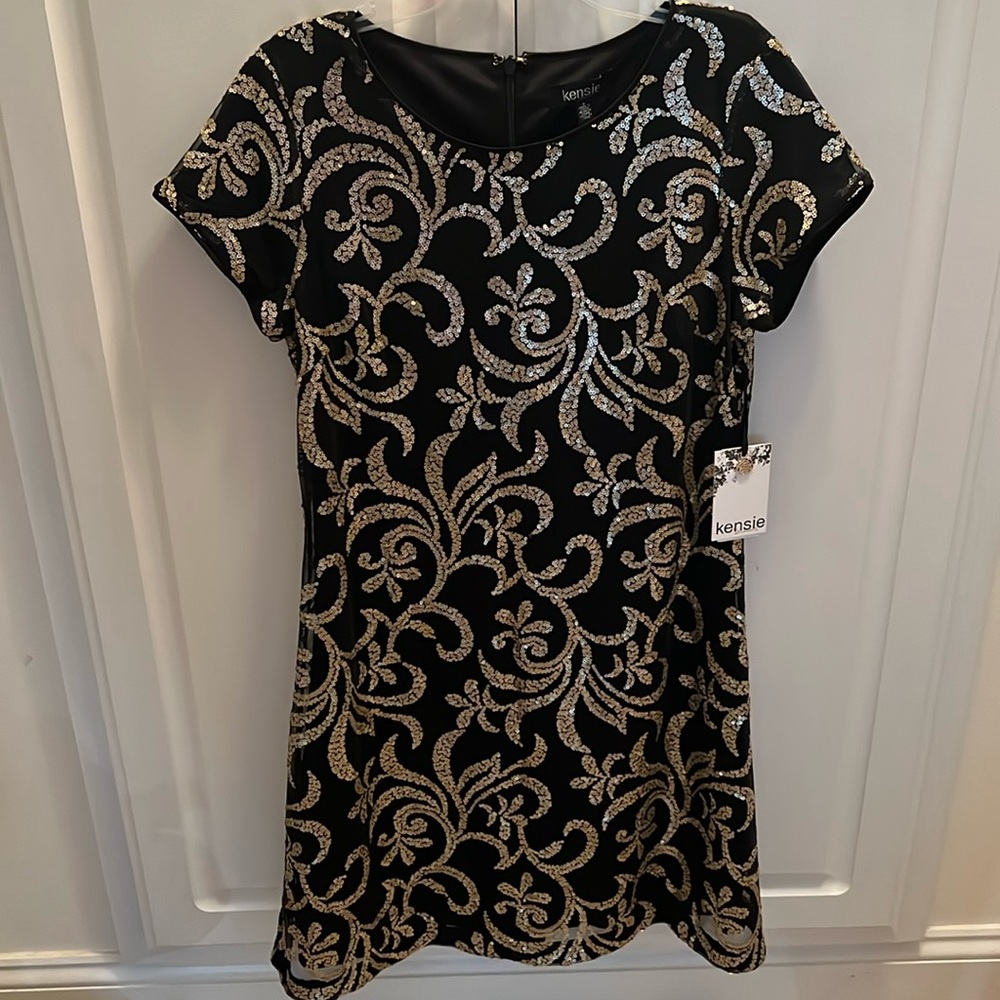 NWT Kenzie black short sleeve dress with gold sequin floral pattern size 6